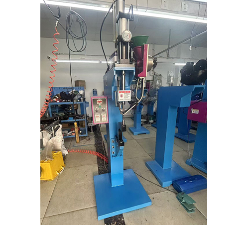 氣動(dòng)鉚釘機(jī)